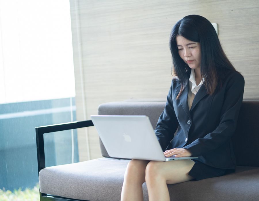 Doanh nhân châu Á làm việc trên laptop trong văn phòng hiện đại