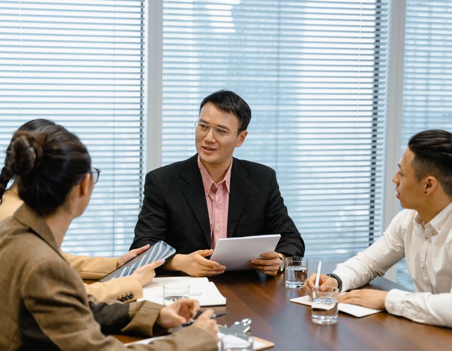 Đội ngũ doanh nghiệp châu Á thảo luận trong văn phòng hiện đại